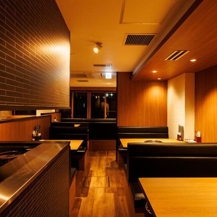 [当地美味的烤肉店☆] 10年前成立的“Yakiniku Yappa。将于 2022 年 10 月 29 日在驹泽开业！以树木为基调的宽敞室内空间，家人、朋友和情侣可以轻松享用美食，度过特别的时光。