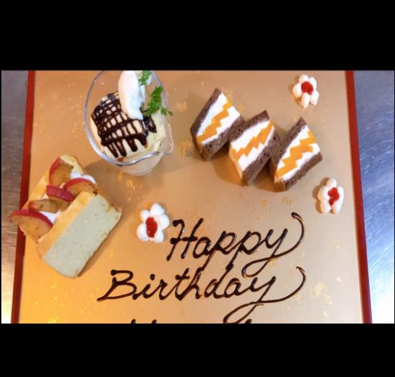 我们还接受庆祝蛋糕的预订，为您的特殊日子增光添彩。
