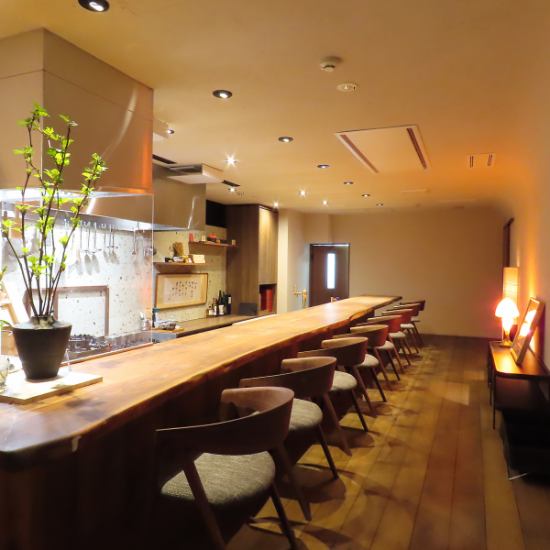 The interior of the restaurant, with its stylish indirect lighting, has a calm, adult atmosphere.
