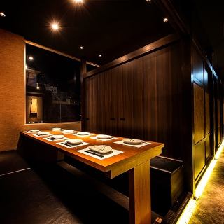 店内充满日式魅力，有适合大人的平静氛围。可容纳2人～80人的完全包间，是适合天神站的娱乐活动、女孩之夜、团体派对等各种宴会的包间空间♪还有3,000人起的超棒的宴会套餐方案日元以适合您的预算准备。我们还为生日和周年纪念日提供特别的惊喜福利。该图像是附属商店的图像。