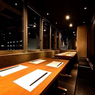 店内充满日式魅力，有适合大人的平静氛围。可容纳2人～50人的完全包间，是天神站娱乐、女孩之夜、团体派对等宴会的最佳选择♪还有3,000日元起的宴会套餐，可满足您的需求。预算准备。我们还为生日和周年纪念日提供特别的惊喜福利。该图像是附属商店的图像。