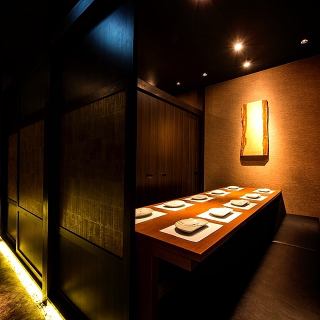 店内充满日式魅力，有适合大人的平静氛围。可容纳2人～80人的完全包间，是适合天神站的娱乐活动、女孩之夜、团体派对等各种宴会的包间空间♪还有3,000人起的超棒的宴会套餐方案日元以适合您的预算准备。我们还为生日和周年纪念日提供特别的惊喜福利。该图像是附属商店的图像。