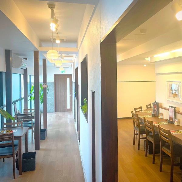 【落ち着いた雰囲気の綺麗な店内で鰻ランチ♪】様々な世代の方にご来店いただけるよう、落ち着いた雰囲気の明るい空間づくりをしております！お一人様でも入りやすいカジュアルな雰囲気も魅力の一つです。