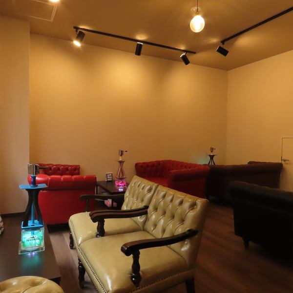 The interior design of our store is characterized by a calm atmosphere and bright design.The seating is spacious and well-lit, creating a calming atmosphere so that customers can relax and enjoy their drinks and shisha.