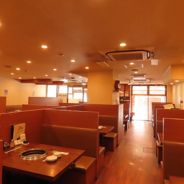 全98席をご用意した店内は、どなたでもリラックスできるアットホームで温かい雰囲気が魅力です♪肉問屋直営店だからこそ、肉のプロが厳選したこだわりの上質な和牛やホルモン、さらに肉問屋ならではの希少部位を、リーズナブルな価格でご提供できるのが最大の強み◎品質と価格の両方に自信を持っております。