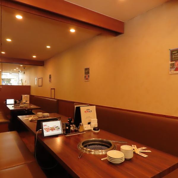 店内にはゆったりとお寛ぎいただけるテーブル席を完備しております。会社宴会や歓送迎会などの大人数でのお集まりはもちろん、ご家族やご友人との食事、会食や接待にも最適◎幅広いシーンでご利用いただける使い勝手の良さが自慢です。心地よい空間で、美味しい焼肉を囲みながら、素敵な時間をお過ごしください。