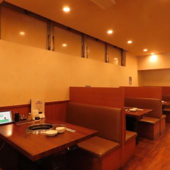 広々としたテーブル席は、大小合わせて98席ございます。ご家族やご友人との食事、会社の宴会など、様々なシーンでご利用いただけます。ゆったりとくつろぎながら、美味しい焼肉をお楽しみください。