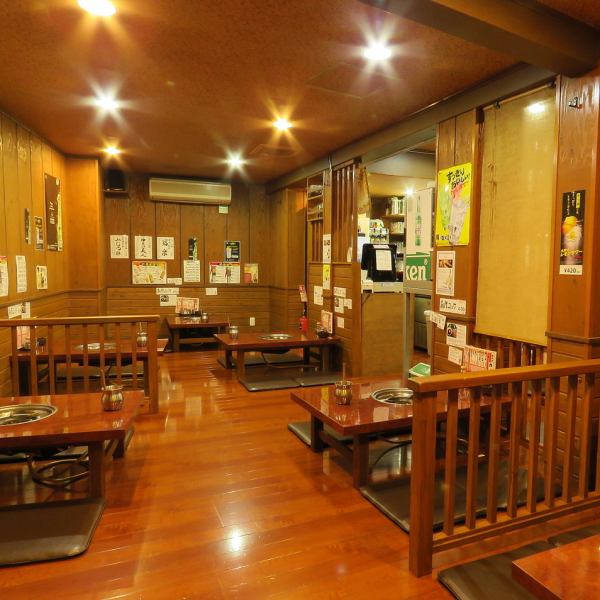 木の温もり溢れる店内はテーブル席とお座敷でご用意。ゆったりくつろぎながらお食事を楽しめます♪ 1階2階貸切で最大70名様までのご宴会◎少人数でのフロア貸切も受け付けております。 ニ次会や同窓会にもいかがですか♪ご予約はお早めに♪  ！！