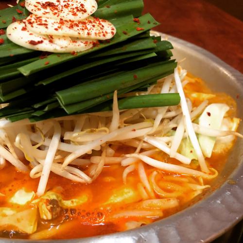 もつ赤鍋（和牛ホルモン、キャベツ、もやし、ニラ入り）