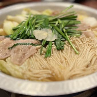 もつ白鍋（和牛ホルモン、キャベツ、ニラ入り）