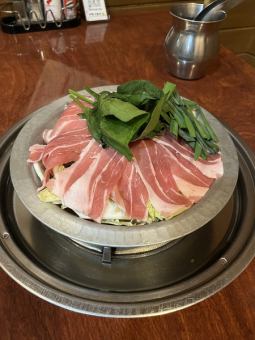 とん鍋（豚肉、ニラ、はくさい、ほうれん草、別添えキムチ）