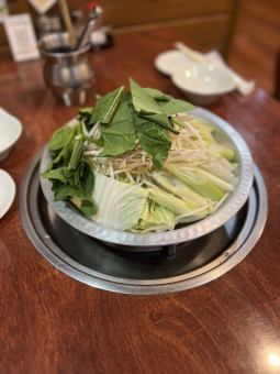 地鶏鍋（地鶏、白菜、はくさい、ほうれん草、もやし、白ネギ）