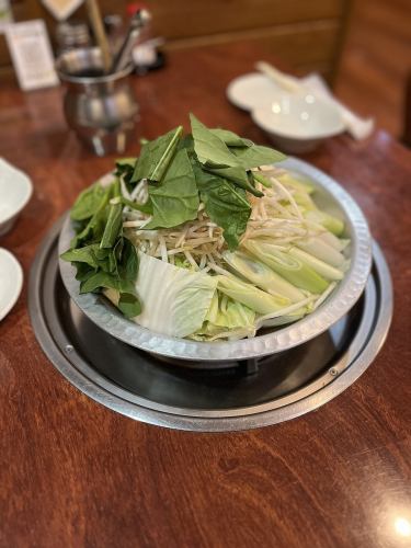 地鶏鍋（地鶏、白菜、はくさい、ほうれん草、もやし、白ネギ）