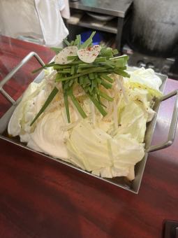 もつ鉄板焼（生もつ、キャベツ、タマネギ、もやし、ニラ入り）