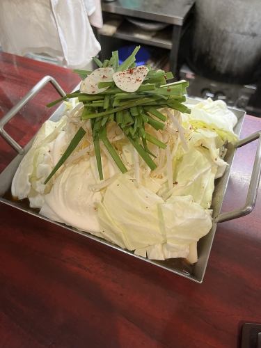もつ鉄板焼（生もつ、キャベツ、タマネギ、もやし、ニラ入り）