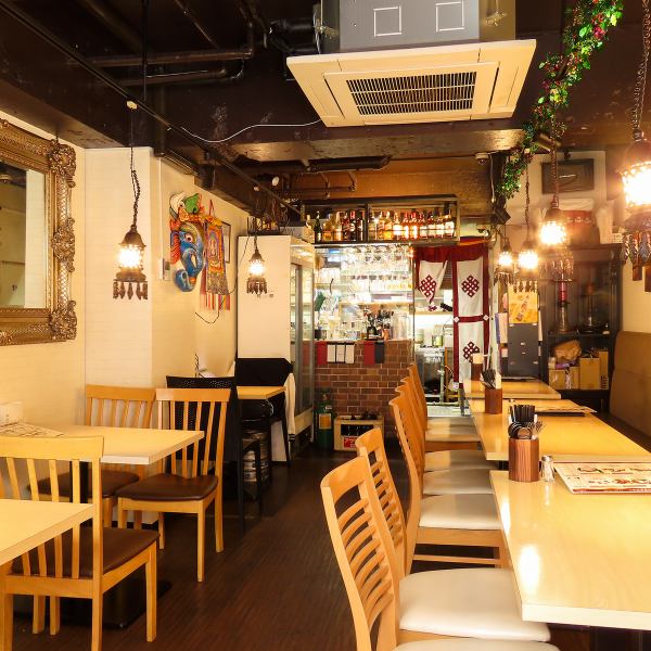 広々とした店内で、お席同士の間隔も広めに設けられています。壁際にはソファー席もあり、くつろぎながらお食事を楽しめます。お子様連れのお客様も大歓迎！ベビーカーの入店も可能ですので、ご家族でのお食事にぜひご利用ください♪どうぞゆっくりとおしゃべりを楽しみながら美味しいお料理を満喫してください。