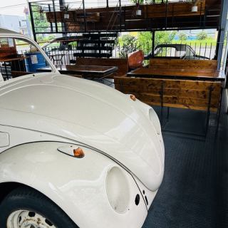 【テラス】大切なペットと一緒にお食事を。車屋も併設してるので、待ち時間に車のこともお聞きください