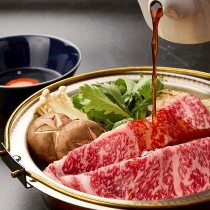 《厳選された和牛のすき焼き》当店の看板メニューは必食の逸品☆