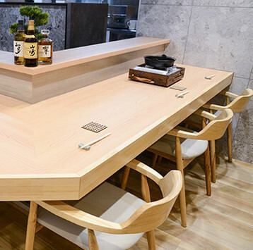 《少人数でのお食事も歓迎》洗練された和風の空間、落ち着いた雰囲気が魅力の店内。日常から切り離され喧騒を忘れてゆったり、豪華な和牛すき焼きを存分にご堪能ください。木のぬくもりが温かいカウンター席はお食事デートや観光時のお立ち寄りにもピッタリです。