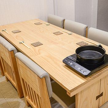 <p>《大切なお食事には個室》3～6名様でご利用頂ける完全個室を完備しております。お座敷タイプのテーブルなので、足を伸ばしてくつろぎながらのお食事にぴったり。顔合わせ・お祝いといったプライベートなお集りにも、接待・会食といったビジネスシーンにも、是非ご利用ください。</p>