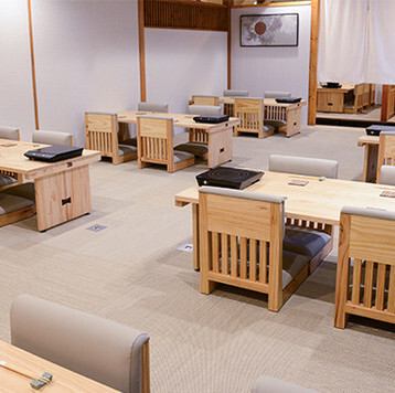 <p>《貸切利用も承ります》店内は最大66名様での貸切が可能。観光やご旅行でいらっしゃる団体様、会社宴会、同窓会、歓送迎会、忘新年会、親族でのお集りなど、様々なシーンでご利用頂けます。宴会シーズンは混み合いますので、日時・人数・ご予算などのご相談は店舗までお早めにどうぞ。</p>