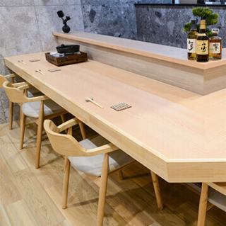 [也欢迎独自用餐者] 热门的就餐区，您可以亲眼欣赏工匠的精湛技艺，体验沉浸式的用餐感受。请尽情享受这道肉的浓郁风味，并搭配您最喜欢的饮品。