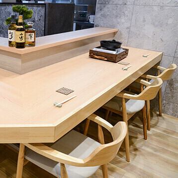 【与同伴一起】推荐将此座位用于晚餐约会、与同事小酌、与伴侣庆祝周年纪念日、生日等场合。肩并肩站在一起，能拉近我们彼此的距离。