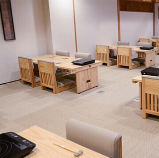 伸展双腿，放松身心：榻榻米式的餐桌椅让您在用餐时可以放松身心，非常适合家庭用餐。我们也欢迎带孩子的家庭。