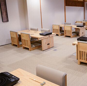 伸展双腿，放松身心：榻榻米式的餐桌椅让您在用餐时可以放松身心，非常适合家庭用餐。我们也欢迎带孩子的家庭。