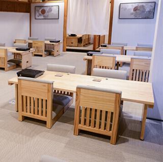 【宽敞的桌椅】榻榻米式座位，您可以盘腿放松。套餐、寿喜烧和饮料都已准备就绪，无需担心时间紧迫。它也常用于宴会和聚会。