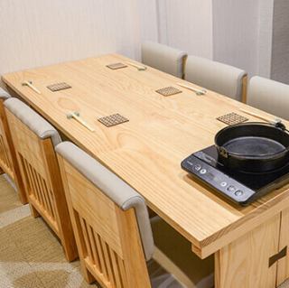 【推荐用于招待客人和商务晚宴】完全私密的包间，设有榻榻米式餐桌，可容纳 3 至 6 人。它在商业场合也非常受欢迎。请尽情享用我们精心挑选的菜肴和饮品。