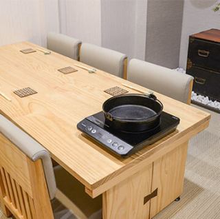 【重要场合用餐的理想之选】私人包间非常适合家庭庆祝活动，例如 60 岁生日和毕业典礼。请务必享用我们的套餐和用上等神户牛肉制作的寿喜烧。