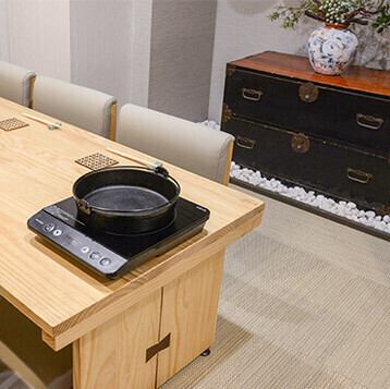 精致优雅的氛围与室内木质的温暖柔和相得益彰。