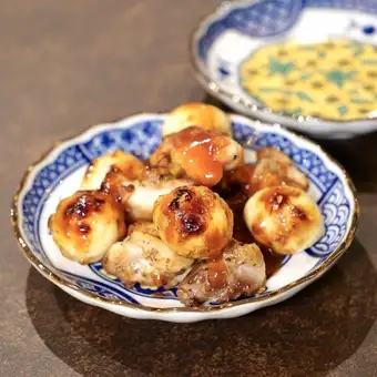 鶏ももうずら玉子 ピリ辛ソース