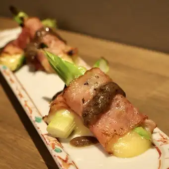アスパラチーズベーコン巻き トリュフソース