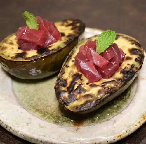 アボカドの炉端焼き マグロのタルタル