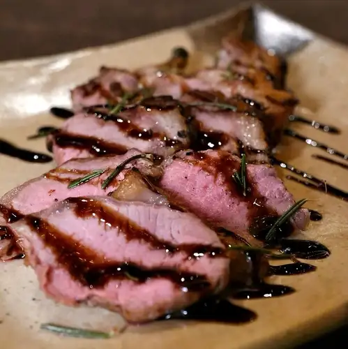 ラムステーキの炉端焼き バルサミコ