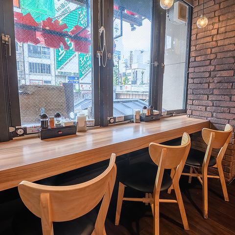 【1名カウンター×7】お一人様でもフラッとお気軽にご来店いただける様な空間です♪窮屈感もなくゆっくりとお料理をお楽しみいただけます。ご友人やご家族、職場の方などとわいわい語り合えるような、あたたかい雰囲気の店内です☆
