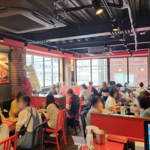 赤を基調としたおしゃれな店内はアットホームな雰囲気♪