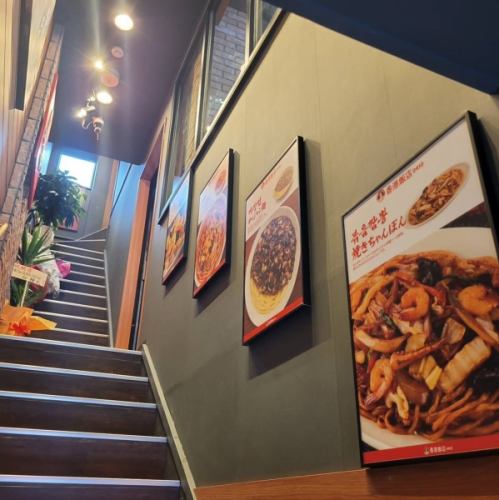 お店へと登る階段には、料理のポスターでワクワク感が♪