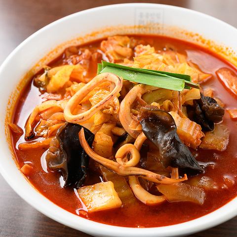 【チャミスル】クセがなく、澄んだクリアな味わいとすっきりとした飲み心地の韓国焼酎です◎/各780円(税込)