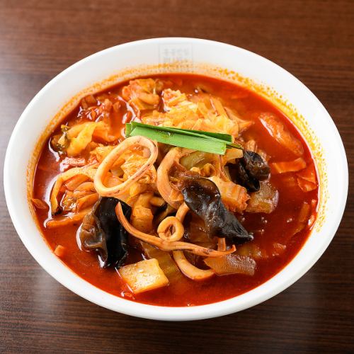 【ちゃんぽん】豚肉・海鮮・野菜を具沢山に味わう韓国風ちゃんぽん！ピリ辛スープが絶品です◎ 980円(税込)