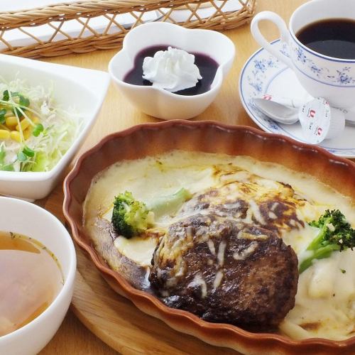 Both Western and Japanese dishes! We have a wide variety of menus ♪