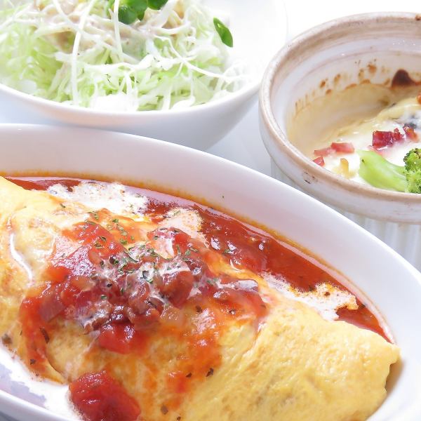 ...Eh? The popular omelet rice set is 599 yen!? There are 3 types of sauces to choose from! Comes with a nice mini gratin and salad ★