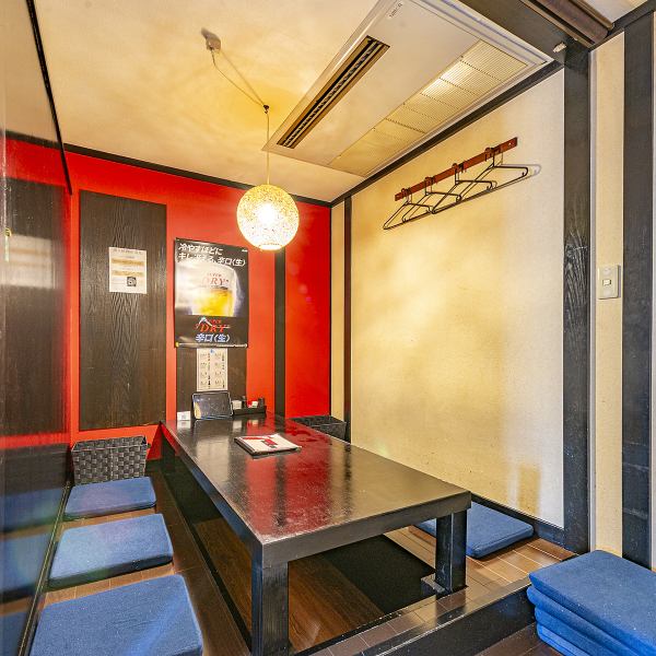 当店の掘りごたつ席は、賑やかな雰囲気の中で楽しいお食事をお楽しみいただけます♪各卓にはロールスクリーンを完備しており、必要に応じてプライベート空間としてもご利用可能です！ご友人との飲み会や女子会、大切な人とのお食事など、様々なシーンでご利用ください！心地よい時間をお過ごしいただけます♪