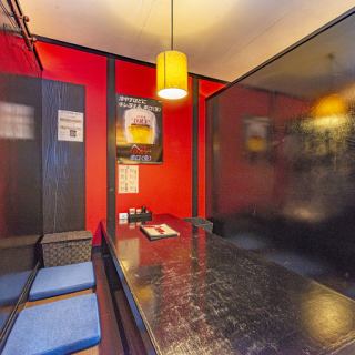 掘りごたつ席は各卓にロールスクリーンを完備しており、プライベート感を大切にしたい方にも最適です◎のんびりお食事をお楽しみください！広々としたスペースがあり、足元が楽な設計で、くつろぎながらお食事が楽しめます♪ごゆっくりおくつろぎください！