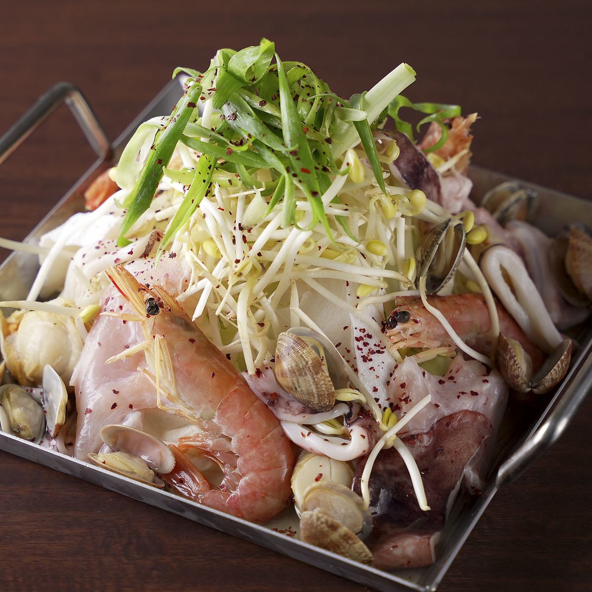 Our store offers chiritori nabe full of seafood ◎