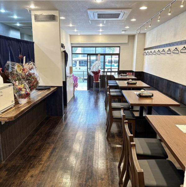 ≪Perfect for banquets◎≫ We have 2 tables that can seat 6 people that can be used easily for small parties with family, friends, and colleagues!If you combine the tables, you can seat up to 20 people◎ Our entire staff is looking forward to your visit in our homely and relaxing space.