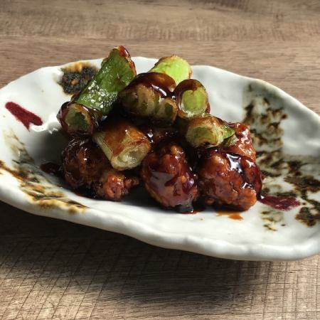 Sweet and sour pork with delicious black vinegar and green onions