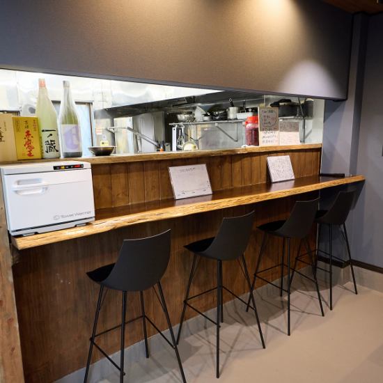 おひとり様でも気軽にご来店いただけるカウンターをご用意♪